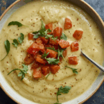 Rucola-Kartoffelsuppe mit Tomatenwürfeln